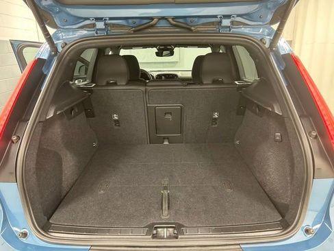 Used 2025 Volvo XC40 B5 Plus AWD/4WD image 5