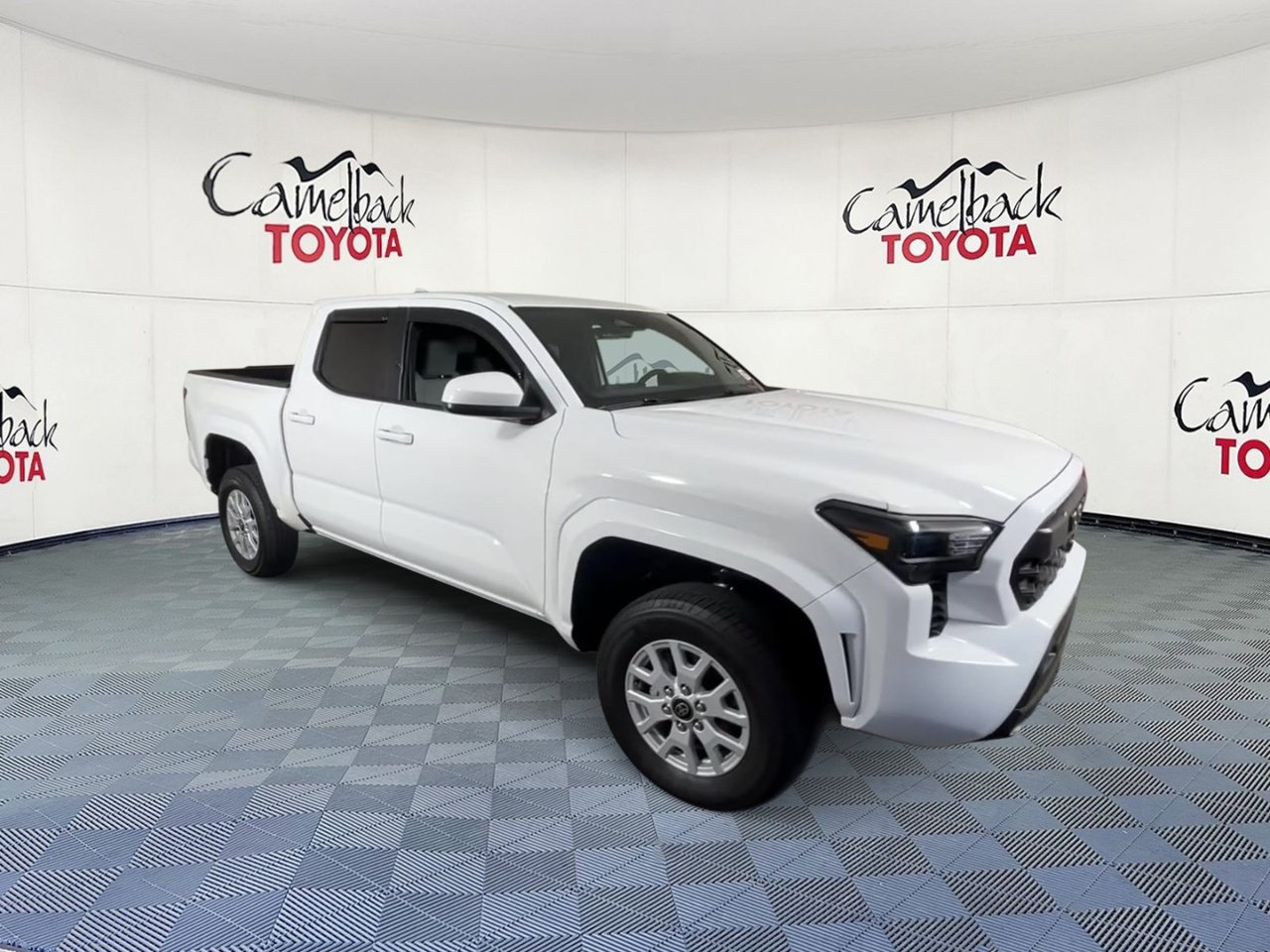Used 2025 Toyota Tacoma SR5 AWD/4WD image 2