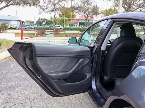 Used 2023 Tesla Model 3 Standard Range image 25