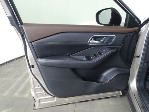 Used 2022 Nissan Rogue Platinum w/ Head-Up Display Package image 18