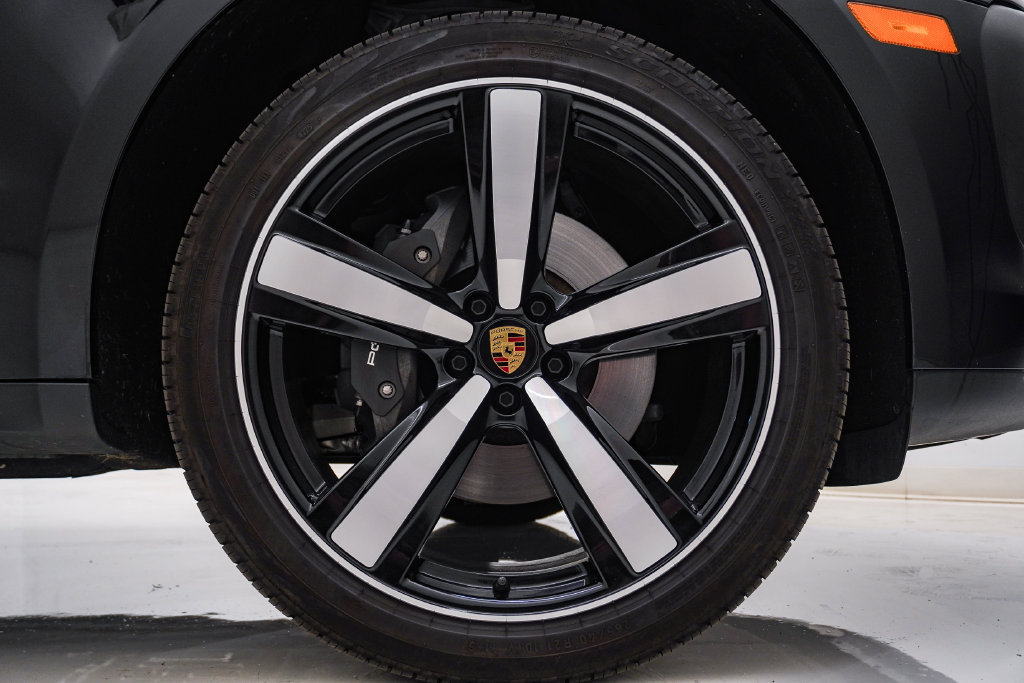 Certified 2026 Porsche Macan AWD/4WD image 13