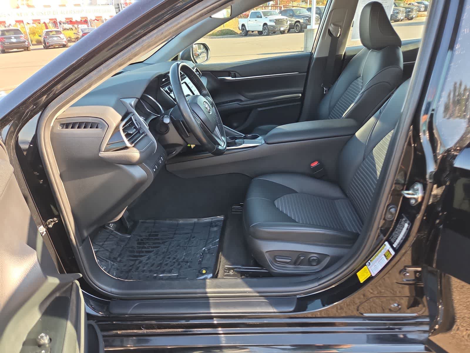 Used 2020 Toyota Camry SE FWD image 19