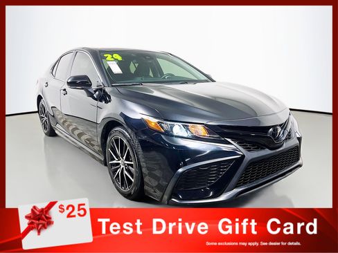 Used 2024 Toyota Camry SE image 1