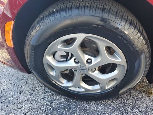 Used 2023 Chrysler Pacifica Limited image 6