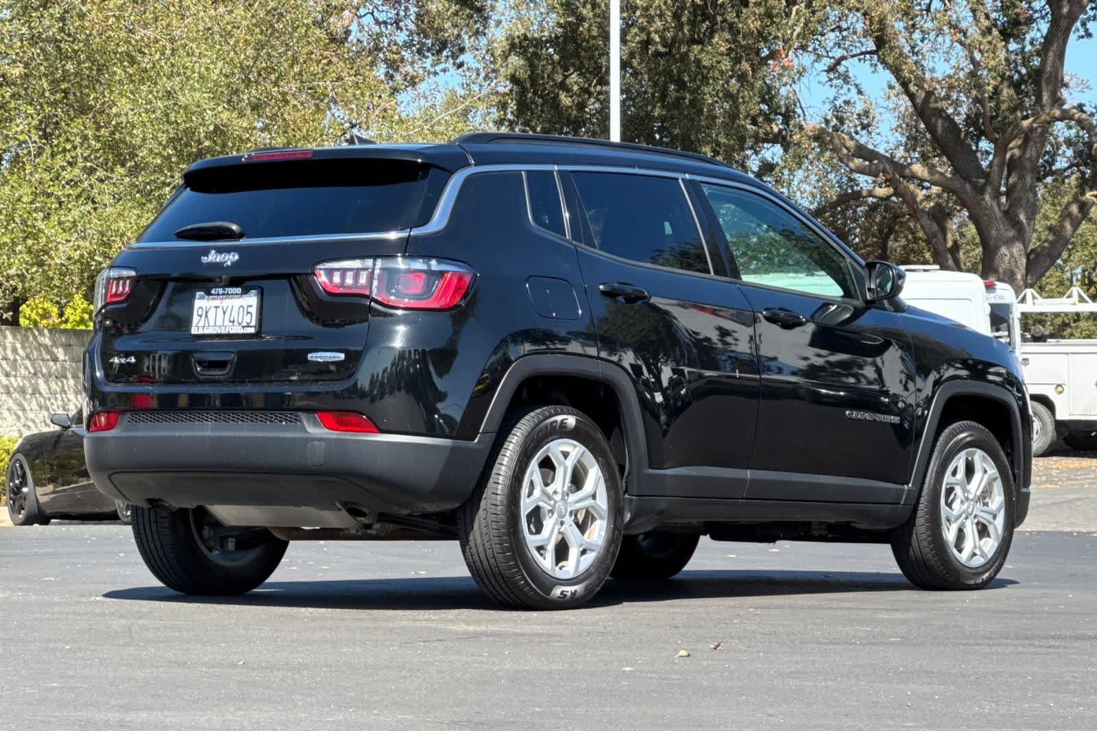 Used 2024 Jeep Compass Latitude AWD/4WD image 2