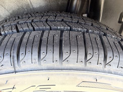 Used 2010 Toyota Yaris 4-Door Hatchback image 26