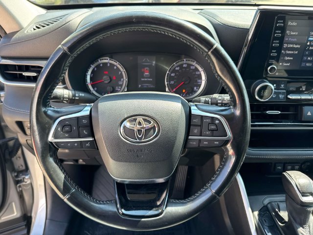 Used 2021 Toyota Highlander LE FWD image 24