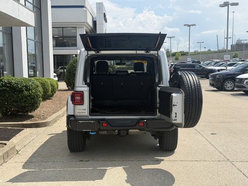 Used 2022 Jeep Wrangler Unlimited Sahara w/ Cold Weather Group AWD/4WD image 11