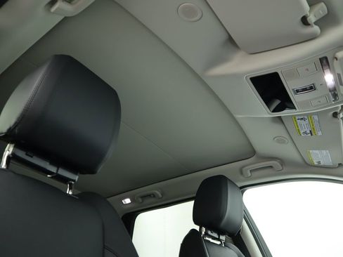 Used 2025 Land Rover Discovery Sport S image 19