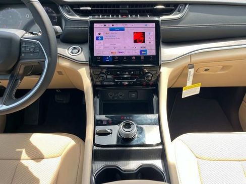 New 2025 Jeep Grand Cherokee Limited w/ Luxury Tech Group II AWD/4WD image 4
