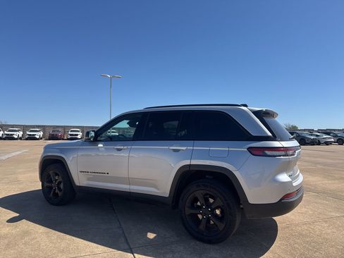 Used 2022 Jeep Grand Cherokee Altitude image 15