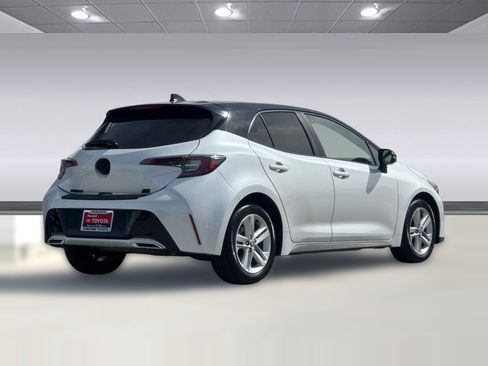 Used 2022 Toyota Corolla SE w/ SE Preferred Package image 3