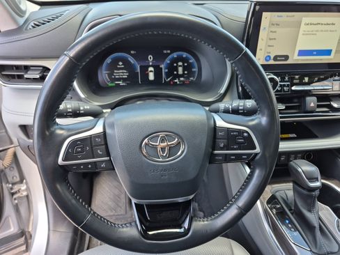Used 2023 Toyota Highlander Limited AWD/4WD image 9