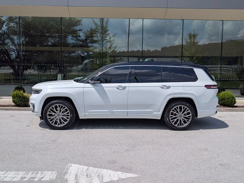 Used 2024 Jeep Grand Cherokee L Summit AWD/4WD image 2