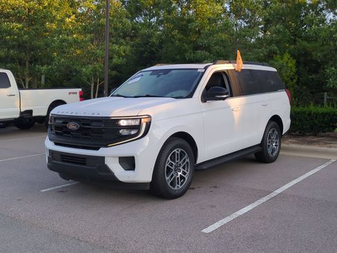 Certified 2025 Ford Expedition Active AWD/4WD image 8