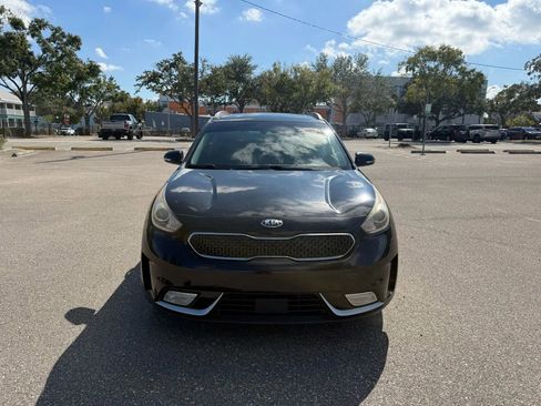 Used 2018 Kia Niro EX w/ EX Premium Package image 2