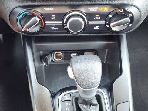 Certified 2025 Kia Soul LX w/ LX Technology Package FWD image 21