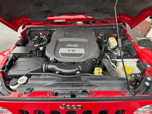 Used 2014 Jeep Wrangler Unlimited Sahara w/ Max Tow Package image 8