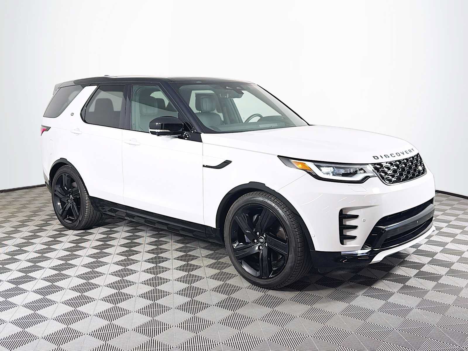 Used 2025 Land Rover Discovery Dynamic SE AWD/4WD image 3