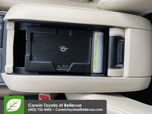 Used 2020 Toyota Highlander XLE AWD/4WD image 29
