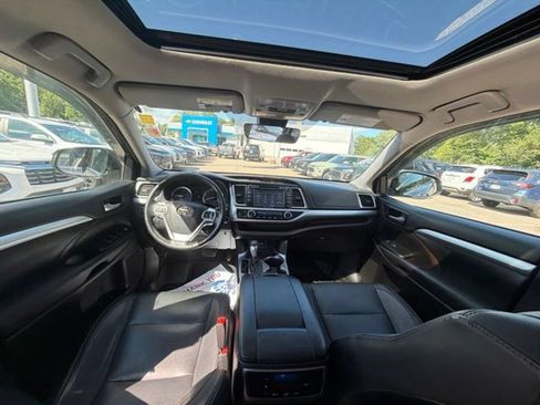 Used 2017 Toyota Highlander XLE AWD/4WD image 19