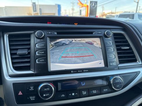 Used 2017 Toyota Highlander XLE image 11