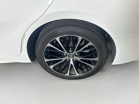 Used 2018 Toyota Camry SE FWD image 11