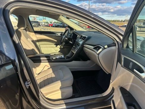 Used 2020 Ford Fusion SE image 21