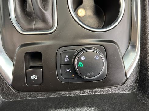 Used 2021 Chevrolet Traverse LT image 23