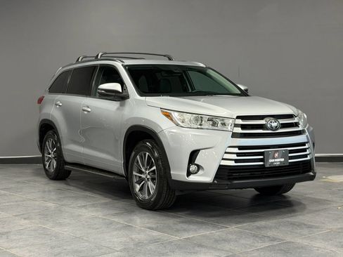 Used 2017 Toyota Highlander XLE FWD image 3
