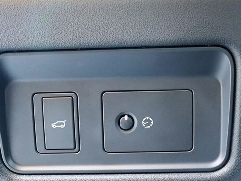 Used 2018 Land Rover Discovery SE image 40