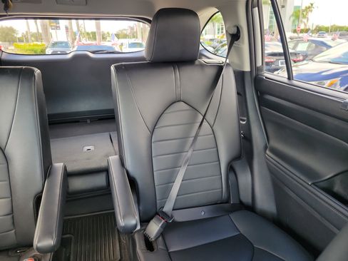 Used 2024 Toyota Highlander LE image 22
