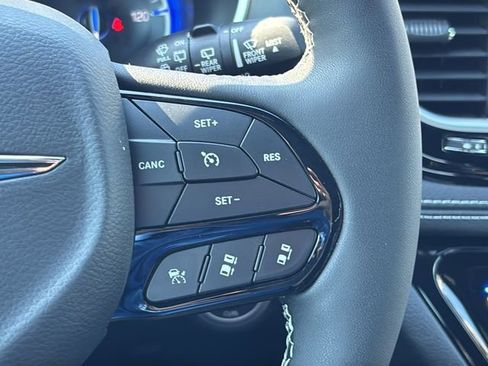 New 2026 Chrysler Pacifica Limited image 28