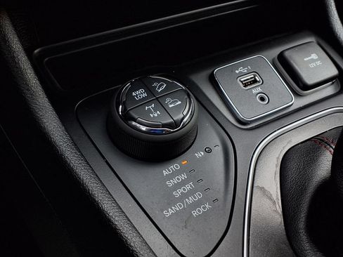 Used 2019 Jeep Cherokee Trailhawk w/ Cold Weather Group AWD/4WD image 19