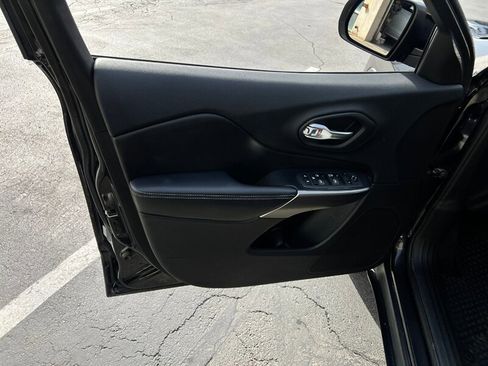 Used 2020 Jeep Cherokee Latitude w/ Cold Weather Group image 17