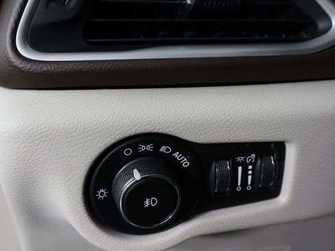 Used 2018 Chrysler Pacifica Touring-L image 23