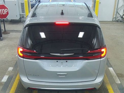 Used 2024 Chrysler Pacifica Touring-L FWD image 4
