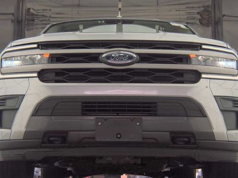 Used 2023 Ford Expedition Max XLT image 3