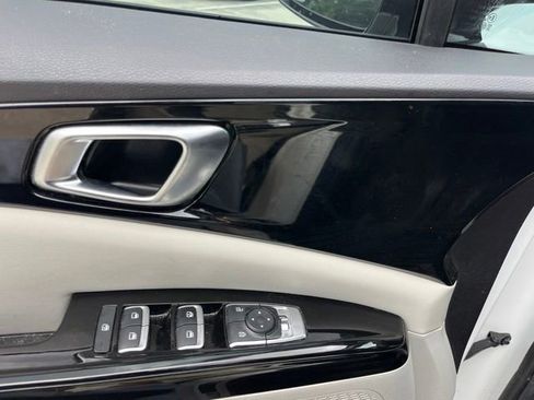 Used 2024 Kia Carnival EX FWD image 12
