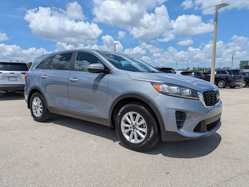 Used 2020 Kia Sorento LX FWD image 2