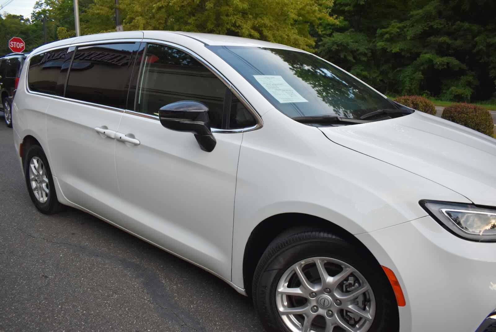 Used 2025 Chrysler Pacifica Select FWD image 57