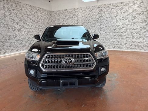 Used 2017 Toyota Tacoma TRD Sport image 2