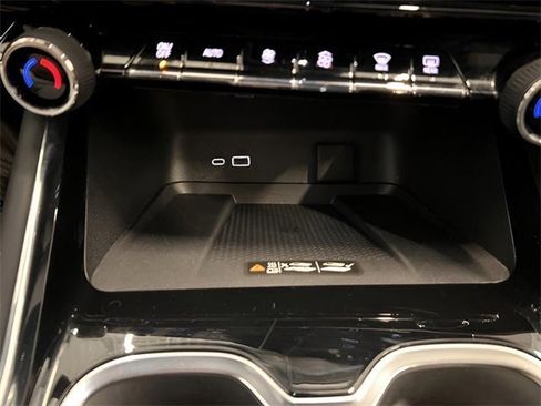 Used 2025 Chevrolet Traverse LT image 35