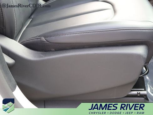 Used 2023 Chrysler Pacifica Touring-L FWD image 10