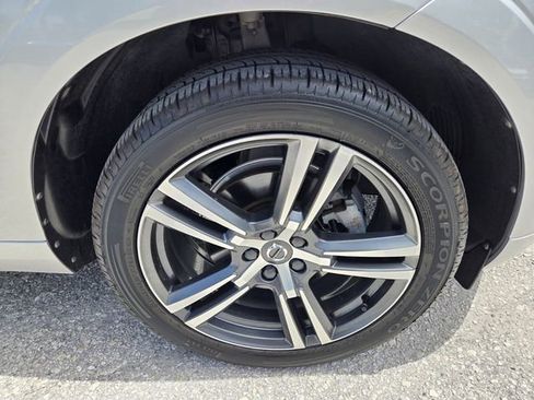 Used 2019 Volvo XC60 T5 Momentum w/ Multimedia Package AWD/4WD image 9
