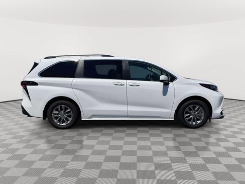 Used 2025 Toyota Sienna LE w/ LE Plus Package AWD/4WD image 8