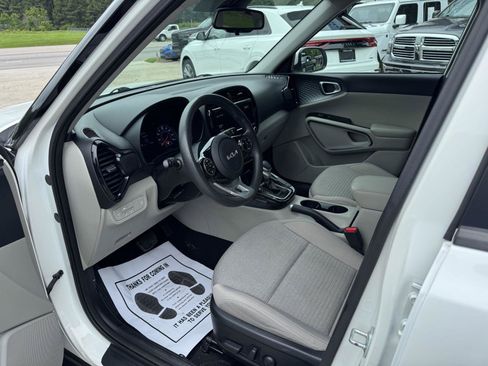 Used 2022 Kia Soul S FWD image 2