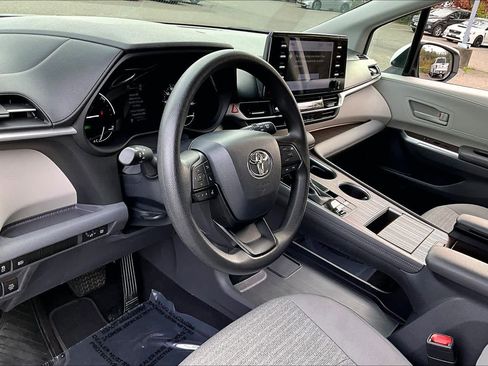 Certified 2023 Toyota Sienna LE image 17