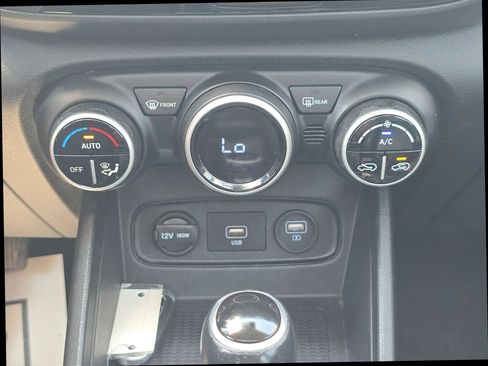 Used 2020 Hyundai Venue SEL w/ Convenience + Premium Package FWD image 30