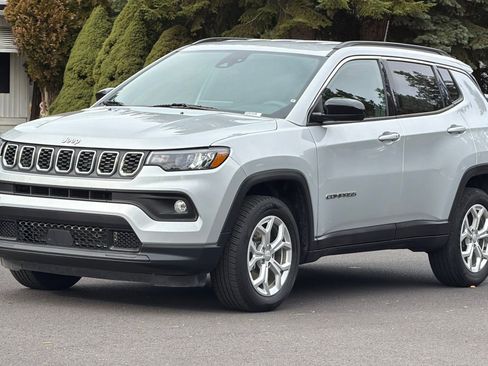 Used 2024 Jeep Compass Latitude image 8